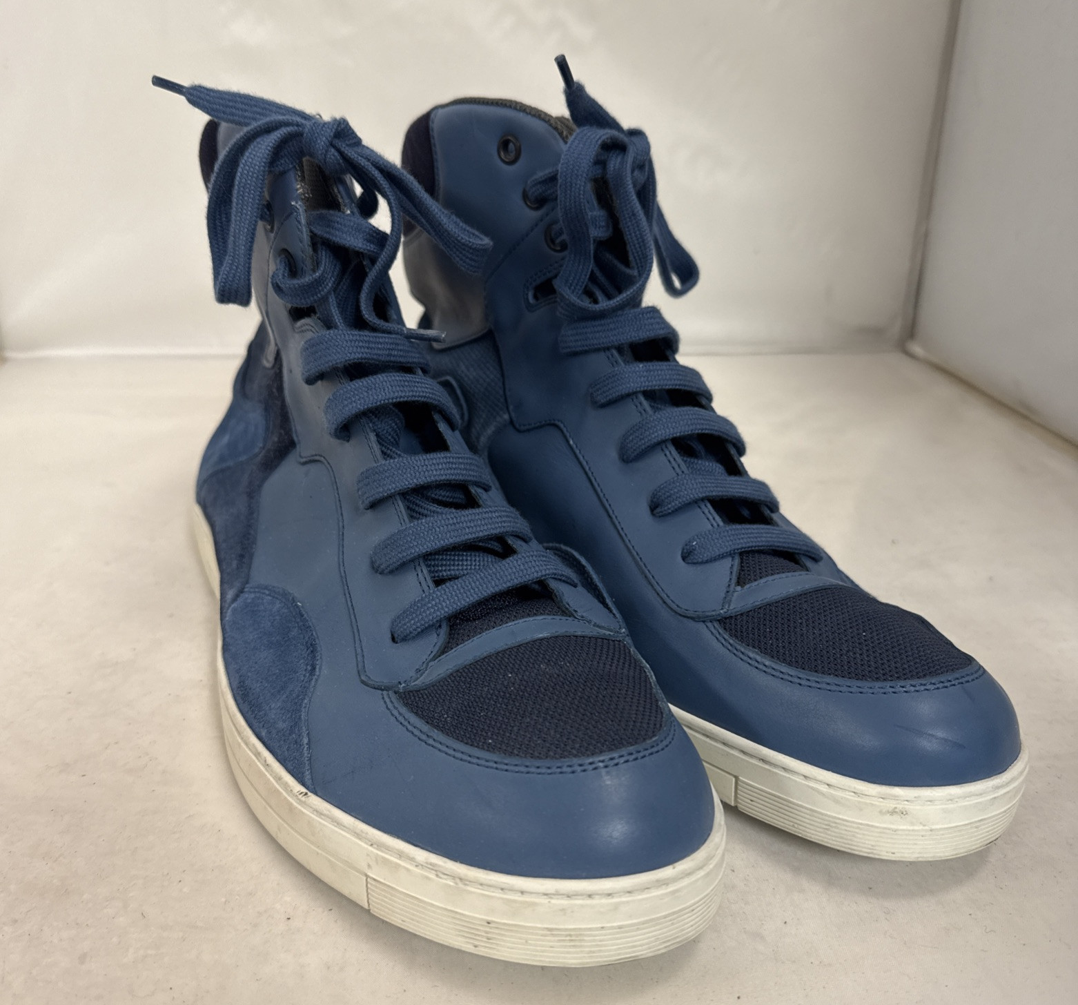 Salvatore Ferragamo Blue Suede Chukka Boots with Yellow Laces Jacquemus - Les Chaussures Bricolo suede boots Jacquemus main image 2