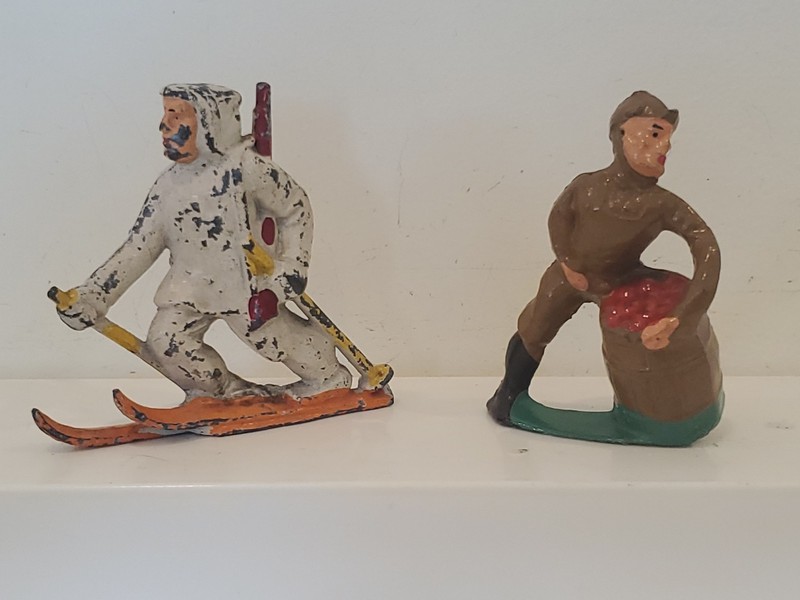 MANOIL TOY SOLDIER M125 FINN SKIER & SOLDIER KHAKI W/APPLE BARREL M164a MILITARY