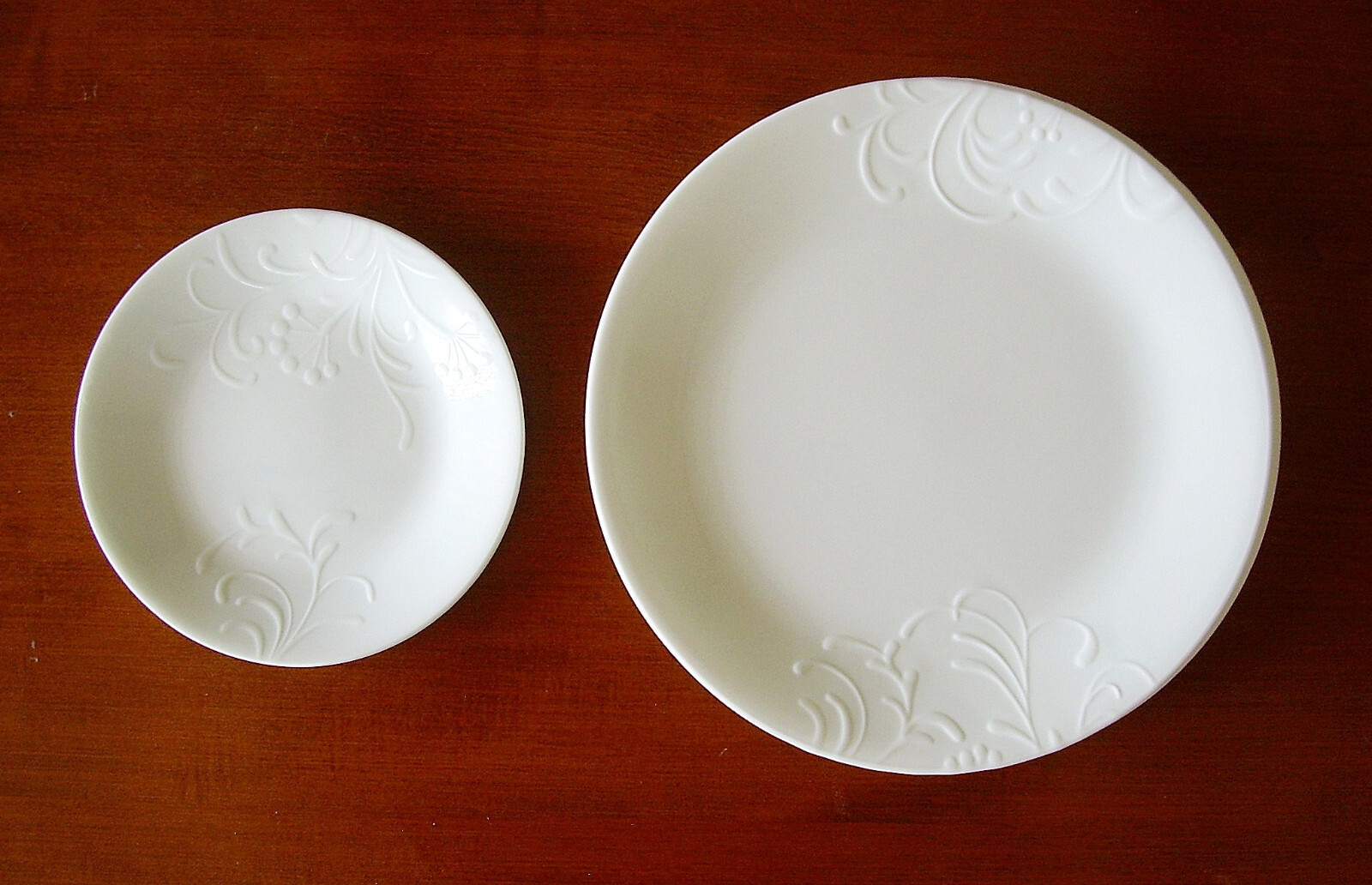 CORELLE CHERISH EMBOSSED ROUND WHITE VITRELLE PLATESDINNER (4