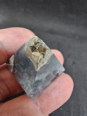 Fluorit Pyramide,Oberseite Pyrit,aus Mexico,2,8x2,8x2,6cm