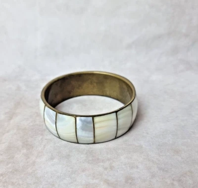 BRACELET VINTAGE EN LAITON ET NACRE - ÉLÉGANCE INTEMPORELLE - Photo 1/2