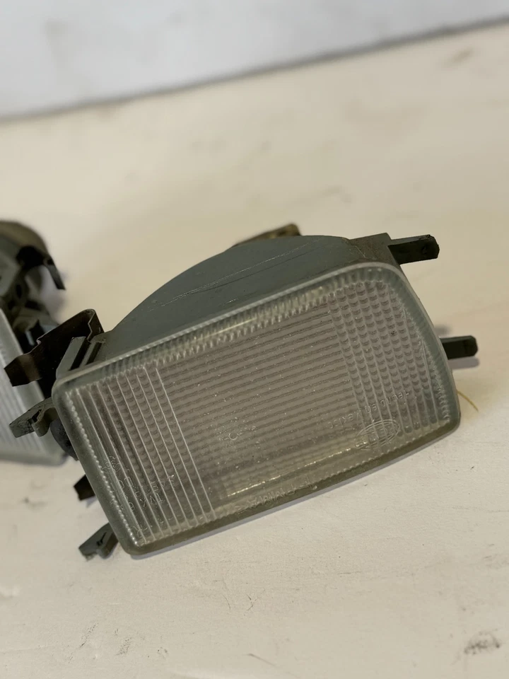 1993-1998 VW JETTA SEDAN FRONT CORNER SIDE TURN SIGNAL MARKER LIGHT PAIR SET - Image 4 of 4