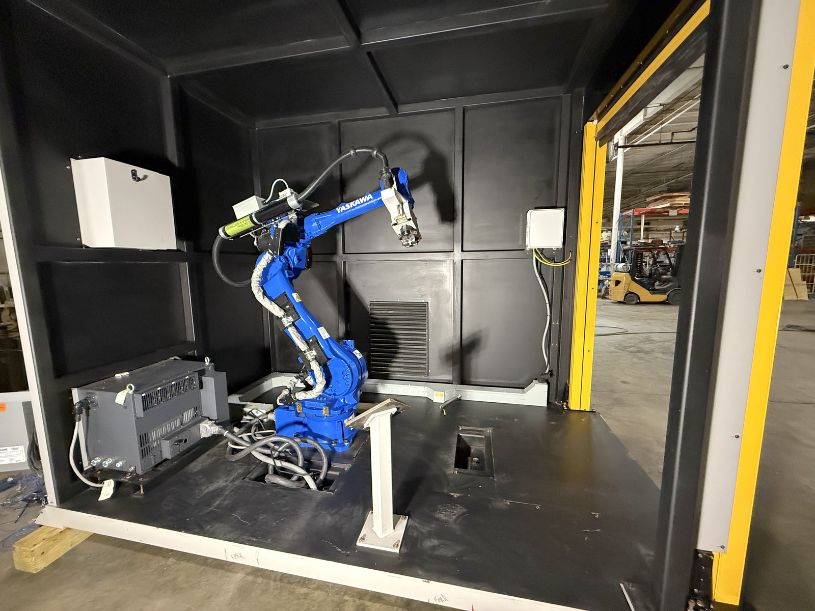 Yaskawa Motoman GP50 Robot YRC1000 Control 50Kg Payload 14 Hours in Enclosure