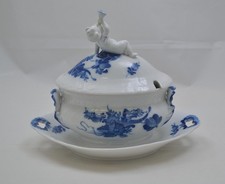 Royal Copenhagen Blaue Blume geschweift  Blue flower curved  Sauciere mit Putto