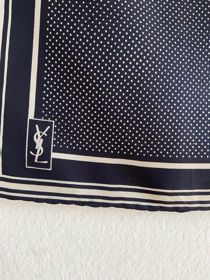 Bandana de seda azul YVES SAINT LAURENT con impresión de lunares enrollada a mano 17”/17” GC Foto 2 de 4