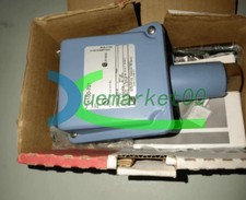 One New United Electric Controls（UE） H100-701 pressure switch
