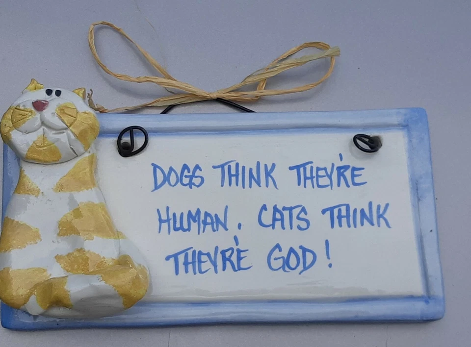 Los perros piensan que son humanos, los gatos piensan que son Dios. Letrero de porcelana/cerámica. Foto 2 de 4