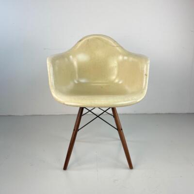 VINTAGE 1950s EAMES HERMAN MILLER DAW RAR CHAIR IN PARCHMENT WHITE