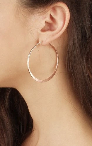 Pendientes de aro - Aros de cobre martillados a mano - 2 pulgadas de diámetro, estilo sin fin Foto 2 de 3