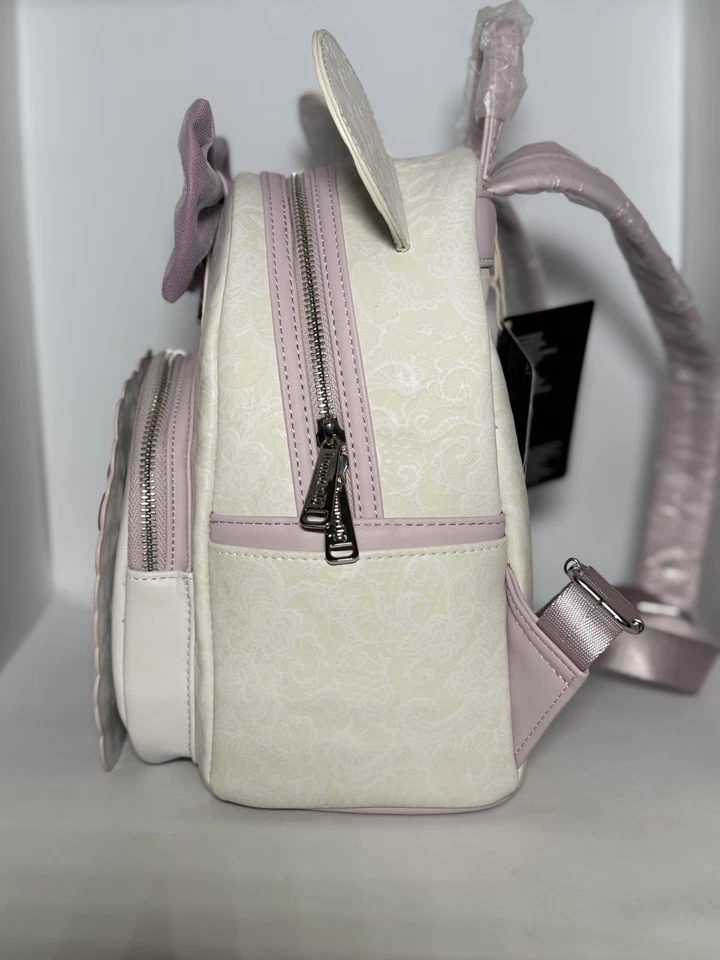 Mini mochila Loungefly Minnie Mouse con orejas florales de encaje. Foto 3 de 4