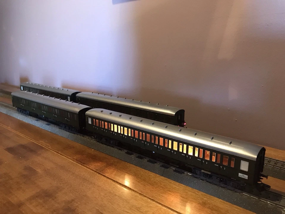 Marklin HO 43100, 43110, 43119 Compartment Cars + 3 73150 Lighting Kits - Image 2 of 4