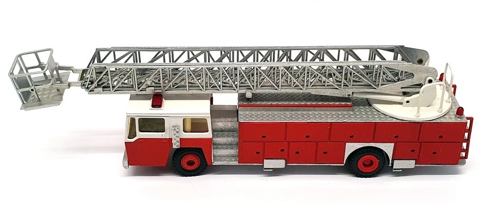 Conrad 1/50 Scale FE253 - E-One Fire Engine Truck Ladder - Red/White - Image 4 of 4