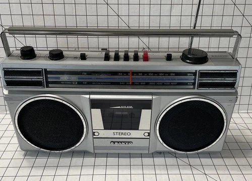 VINTAGE 80's Sanyo Boombox M9705A AM/FM Cassette Boombox Ghetto Blaster Working