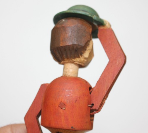 Figura de madera tallada a mano alemana de colección tapón de botella de corcho - sombrero verde inclinable - Imagen 10 de 11