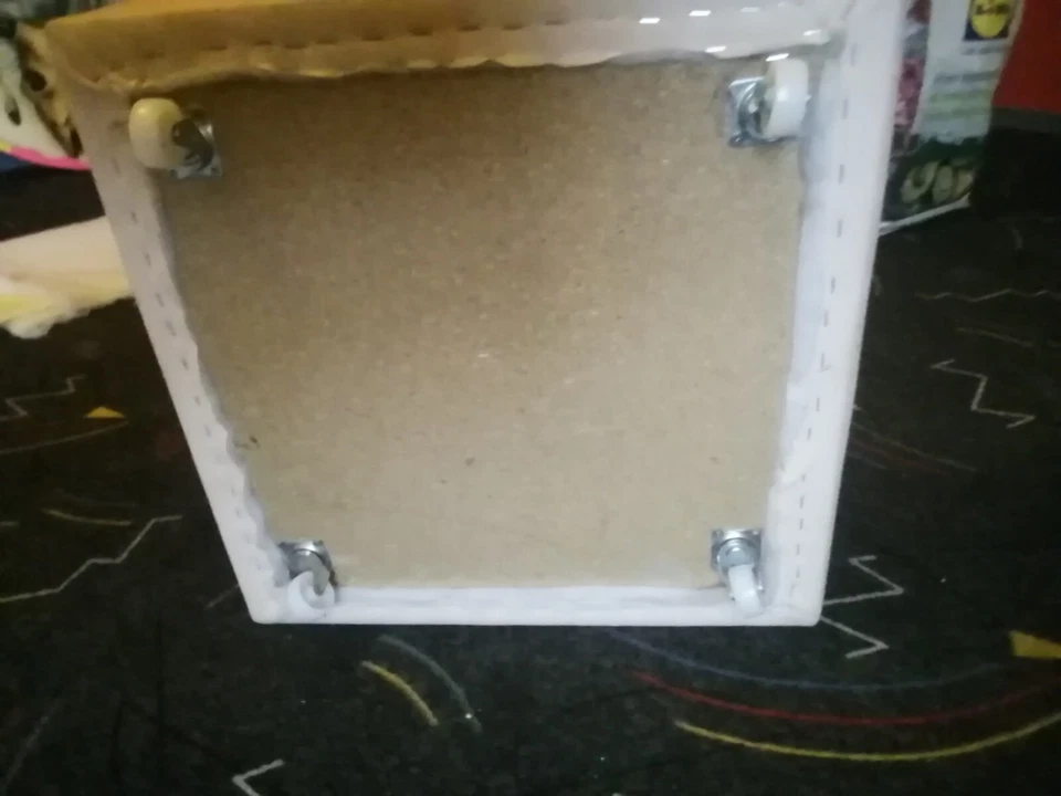 2 x Polsterhocker, rot und Creme farb. Mit Rollen 50 x 50 cm 25cm hoch - Bild 3 von 4