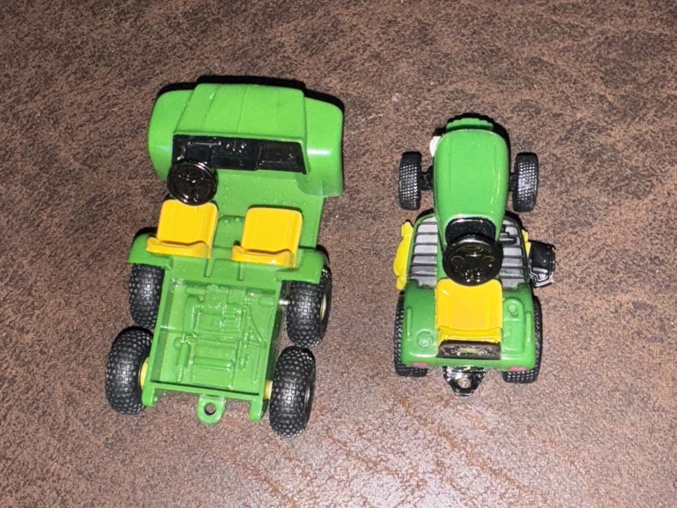 Vehículo utilitario John Deer Gator y cortacésped John Deer Foto 2 de 4