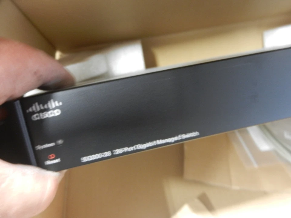 Conmutador administrado Gigabit de 28 puertos Cisco SG300-28-K9 Foto 3 de 4