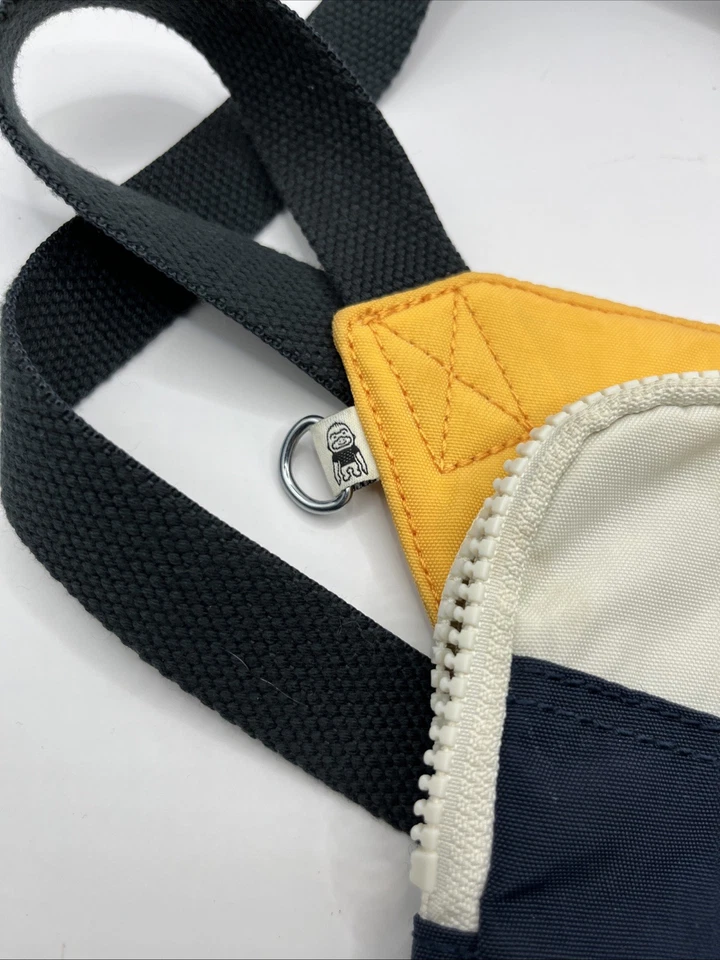 Bolsa de ombro Kipling tiracolo colorblock azul marinho creme amarelo logotipo macaco - Imagem 3 de 4