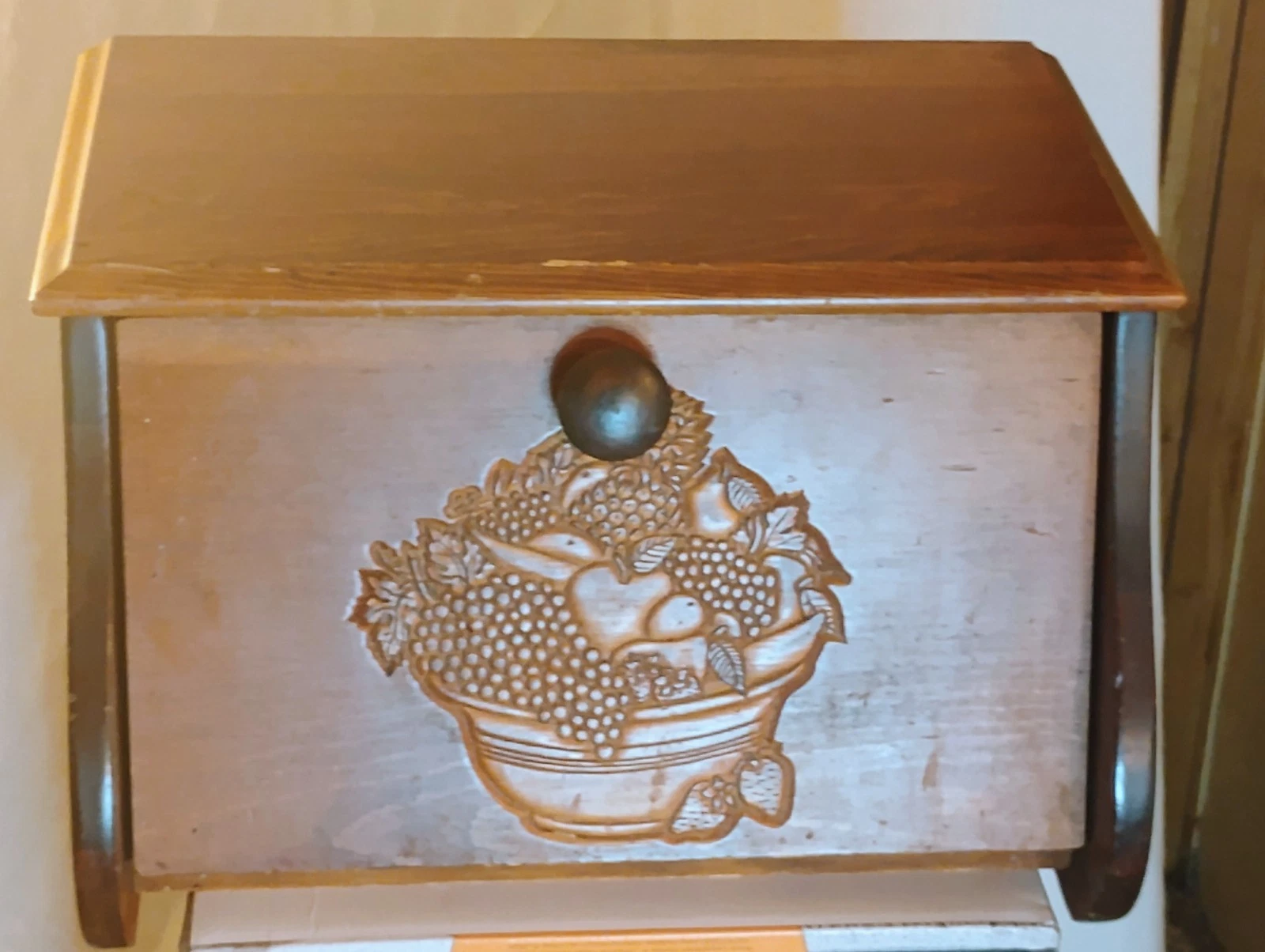 BREAD BOX WOODEN HAND CARVED LRG COUNTER TOP RUSTIC, FRUIT ON FRONT LID VINTAGE