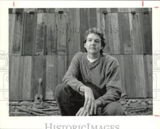 1994 Press Photo Bruce Robinson with guitar in background - hpa80390