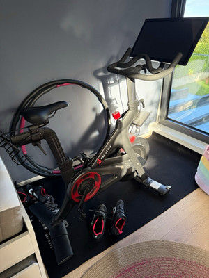 Peloton Indoor-Fitnessbike Aufrecht mit Touchscreen, Modell PLTN-RB1VQ, Schwarz