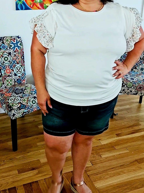 NWT Plus Size White Top With Floral Flutter Sleeves BloomChic Size 18/20 2X