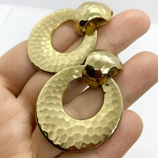 VTG 80s HAMMERED GOLD STATEMENT DOIR KNOCKER HOOP BIG EARRINGS CLIP-ON DANGLE