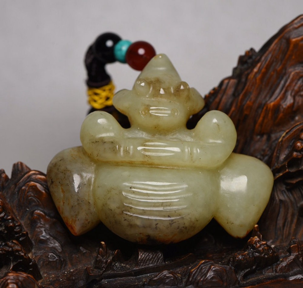 Certified Chinese Natural Hetian Jade Hand-carved Exquisite Cicada Statue 3816