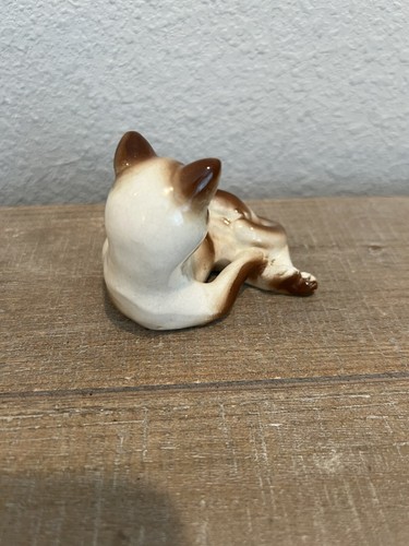 Vintage Keramik Siamkatze Figur liegend Schwanz gelockt 3x3" Regal Sitter MCM - Bild 3 von 9