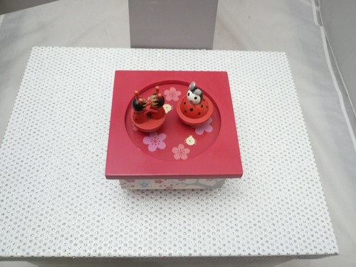 Trousselier boite à musique bois peint manège coccinelles rouges 13 cmx 8 cm env - Photo 2/3