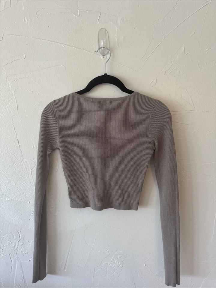 Blusa cropped manga longa bege marrom detalhe de pressão manga longa extra pequena XS - Imagem 2 de 4
