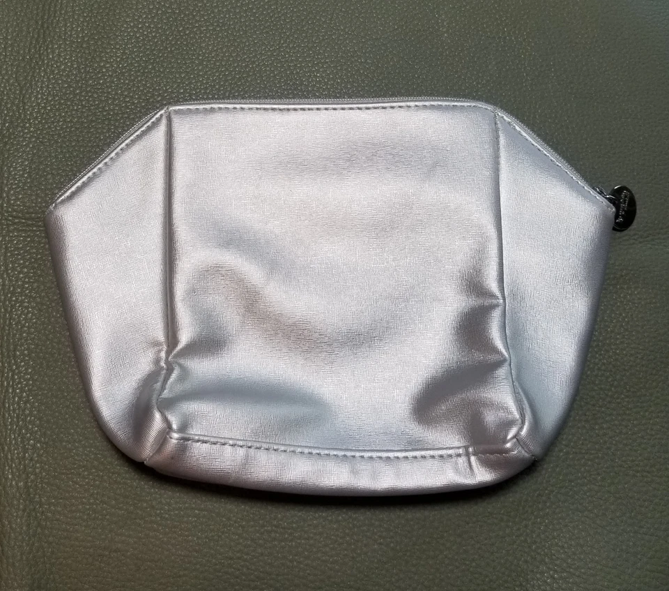 La Prairie 瑞士化妆品化妆包金属银色小袋二手状况完好 — 第 3/4 张图片
