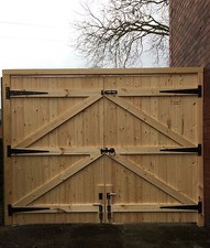 WOODEN DRIVEWAY GATES HEAVY DUTY GATES! 5FT HIGH STRAIGHT TOP FREE HINGES & LOCK