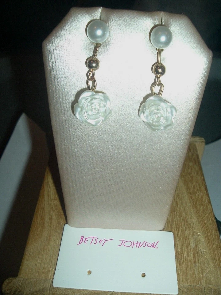 PENDIENTES perforados Betsey Johnson flores blancas colgantes postes perlas blancas Foto 3 de 4
