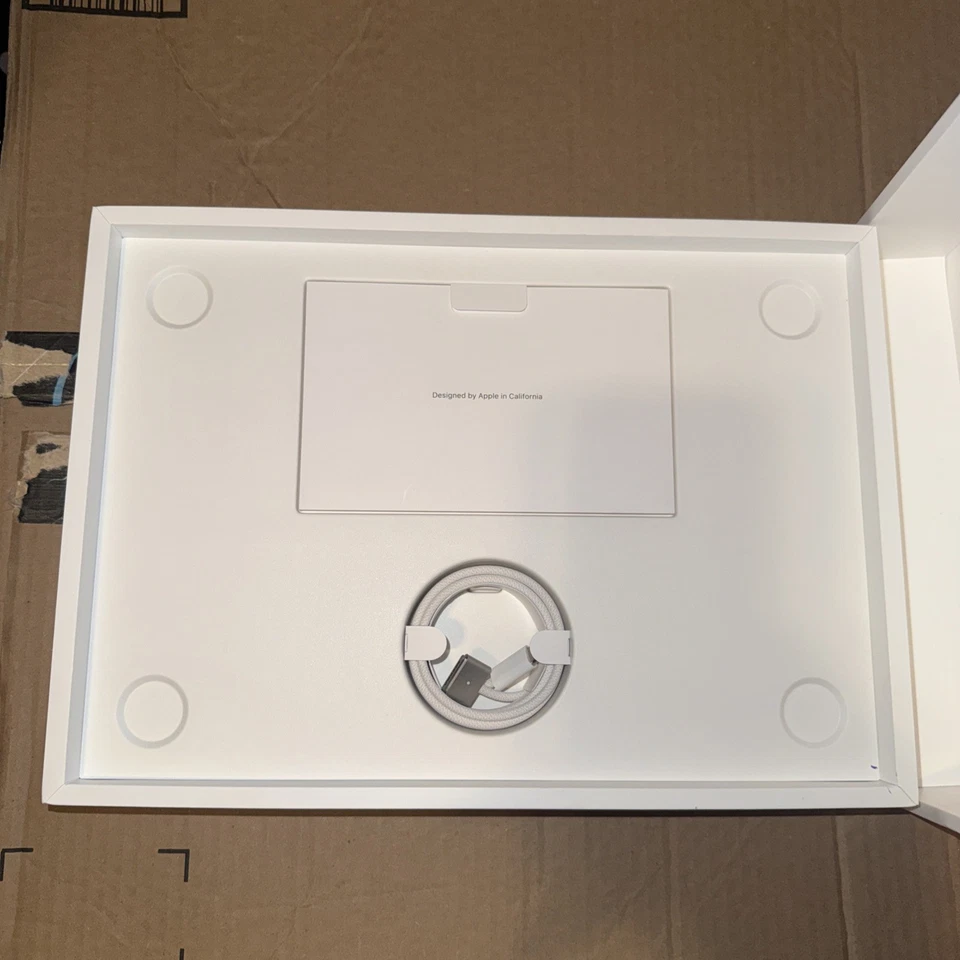 Apple Macbook Air M2 2022 13" 8-Core CPU 8-Core GPU 256GB SSD 8GB Ram Starlight - Image 4 of 4