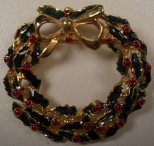 CHRISTMAS WREATH BROOCH/PIN IN GOLD/GREEN TONE w BOW & HOLLY BERRIES NEW