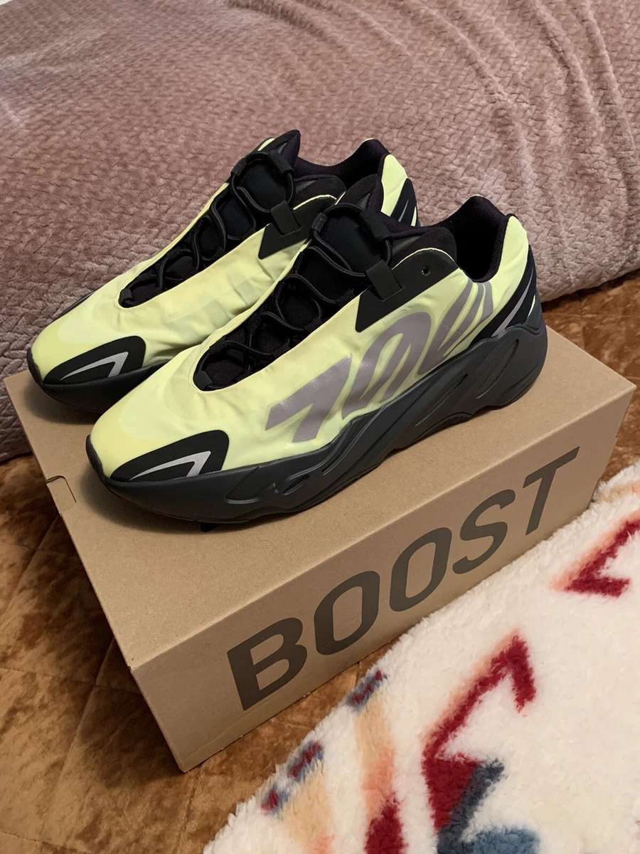 yeezy boost 700 MNVN PHOSPHOR