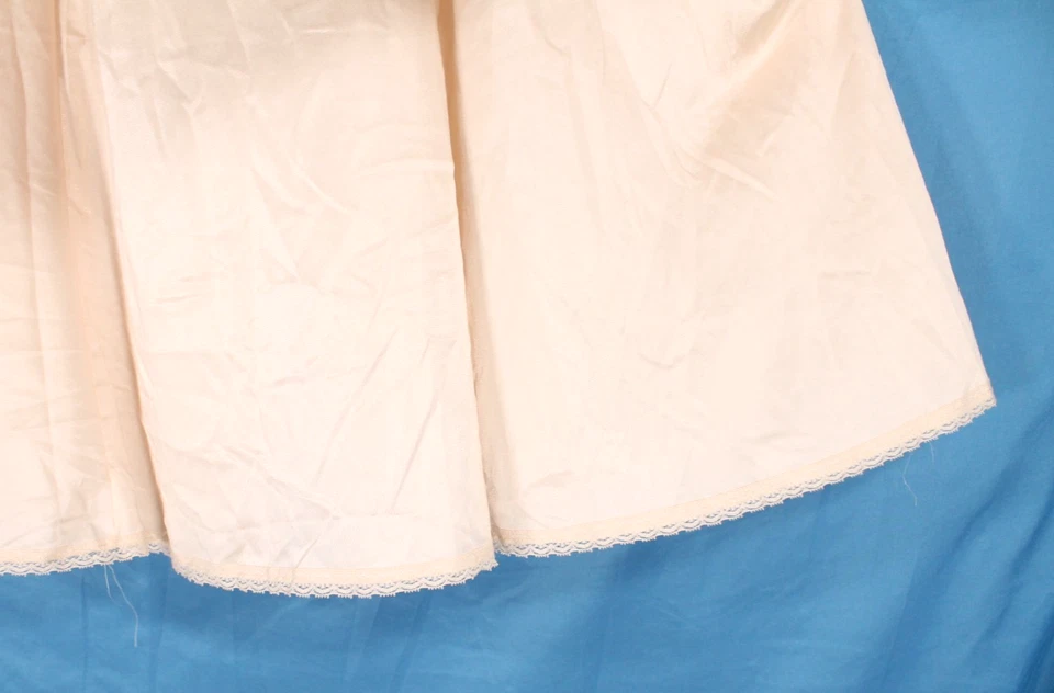 De colección OLGA #12257 Desnudo NYLON SEDOSO Encaje Borde LARGO A-Line MEDIO DESLIZAMIENTO Talla S Foto 3 de 4