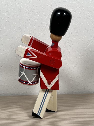 Soldatino giocattolo vintage Kay Bojesen danese legno guardia reale batterista 8" Danimarca MCM - Foto 6 di 18