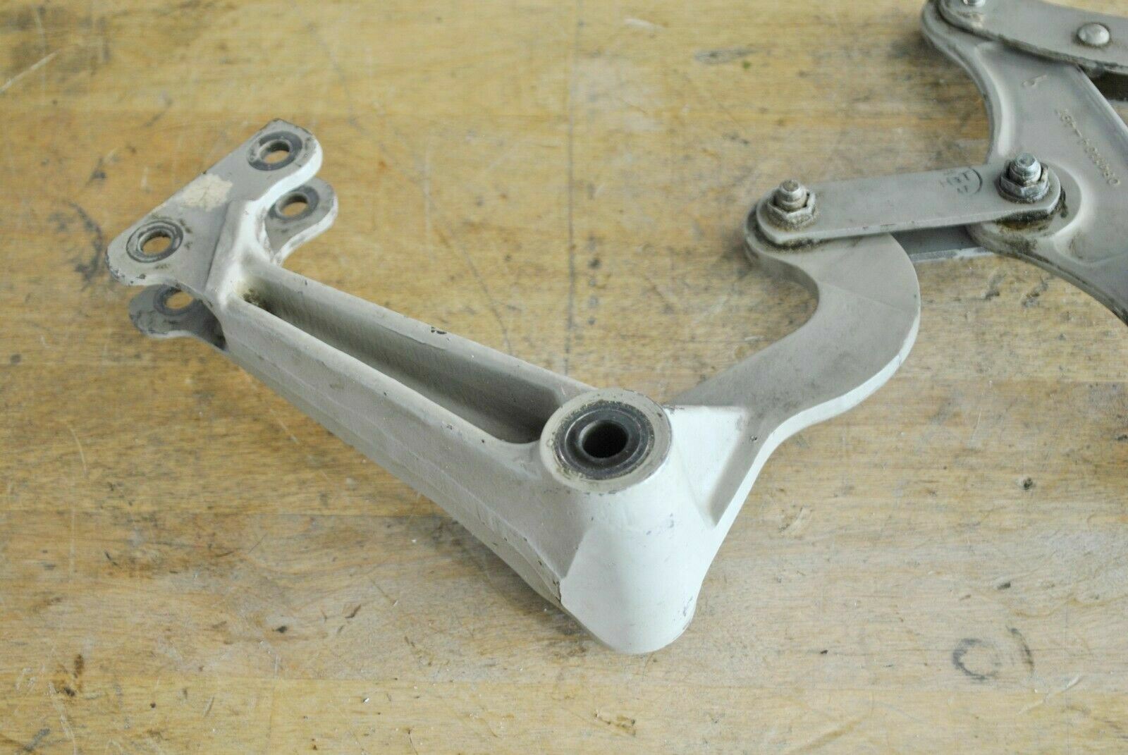 SERVICEABLE TWIN CESSNA LEFT MAIN LDG GEAR ROCKER ARM 0841104-497 for ...