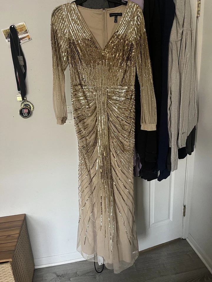 Vestido Aidan Mattox Dorado Lentejuelas Cuello en V Manga Larga Talla US 4 Foto 2 de 4