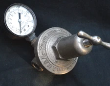 DEVILBISS- TOLEDO- GAS PRESSURE REGULATOR HO-507- 300psi GAUGE- GOOD CONDITION.