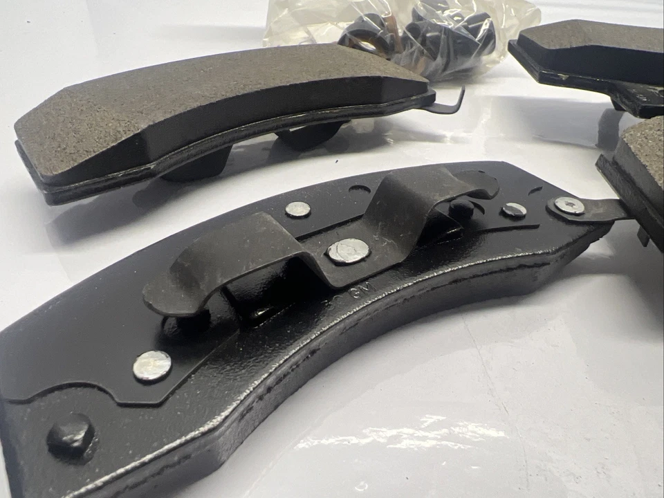 Новый комплект передних тормозных колодок Chevy Suburban Tahoe Chevrolet C2500 K2500 C3500 K3500 - Изображение 4 из 4