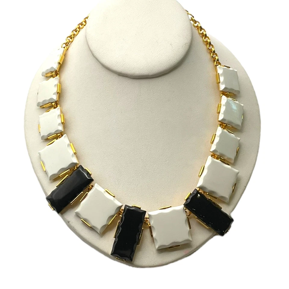 Kenneth Jay Lane Collar Resina Blanco y Negro Foto 4 de 4