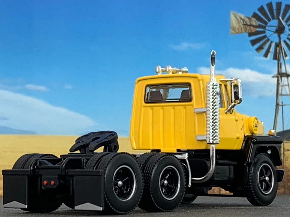 1/64 DCP YELLOW/BLACK FORD LN 9000 DAY CAB - Image 2 of 4