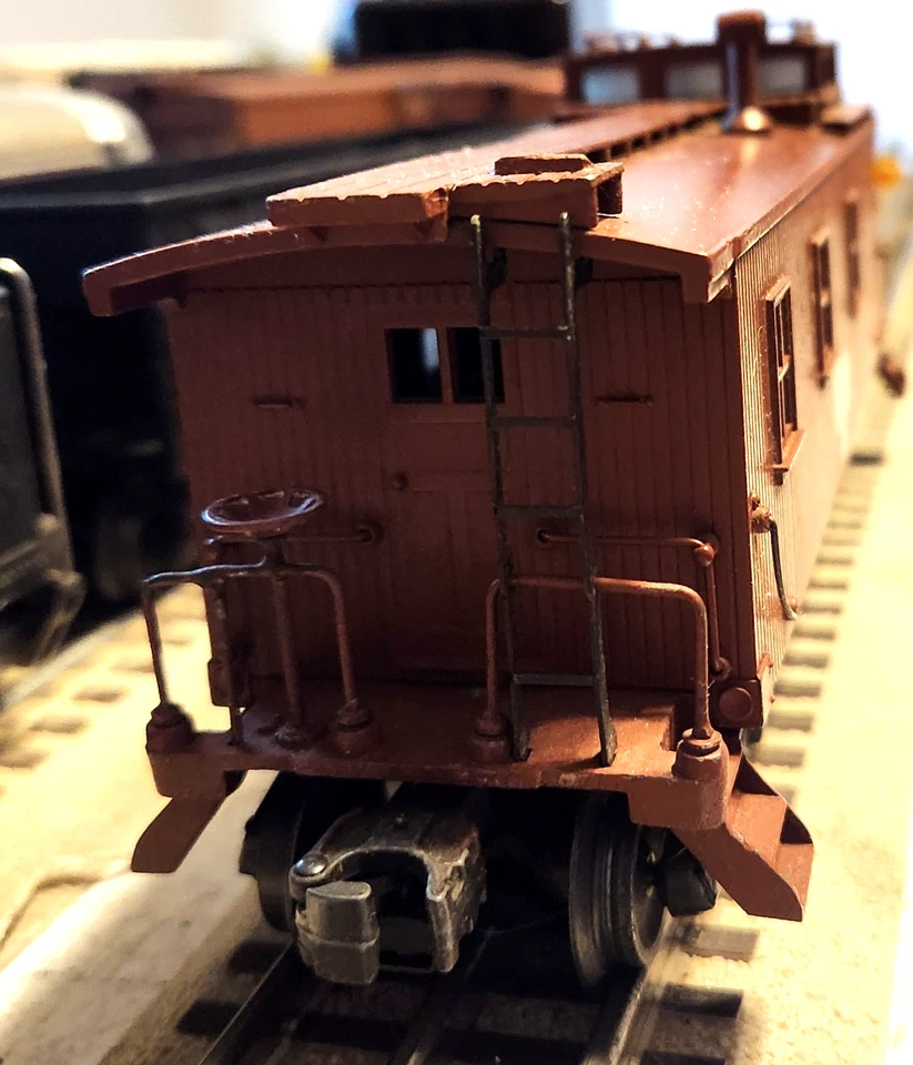RARE Lionel 2957 CABOOSE IN GOOD CONDITION, IT HAS POSTWAR TRUCKS. - Image 3 of 4