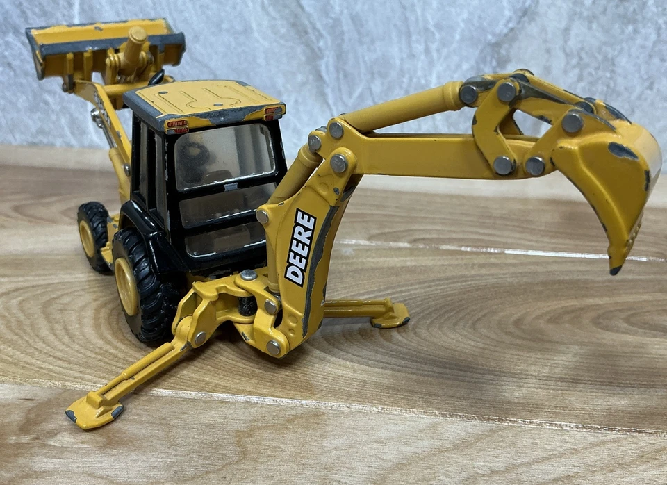 John Deere Model 310 SE Turbo 4x4 Die-Cast Tractor Backhoe Loader 1:87 Scale - Image 4 of 4