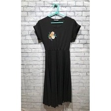 Elizabeth & Nicole, S Black Floral Embroidered Pleated elasticized midi dress