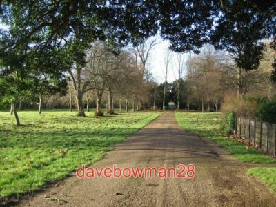 FOTO TRUMPINGTON HALL AVENUE BLICK UNTER DEN TOREN BEI DER LODGE. TRUMPING