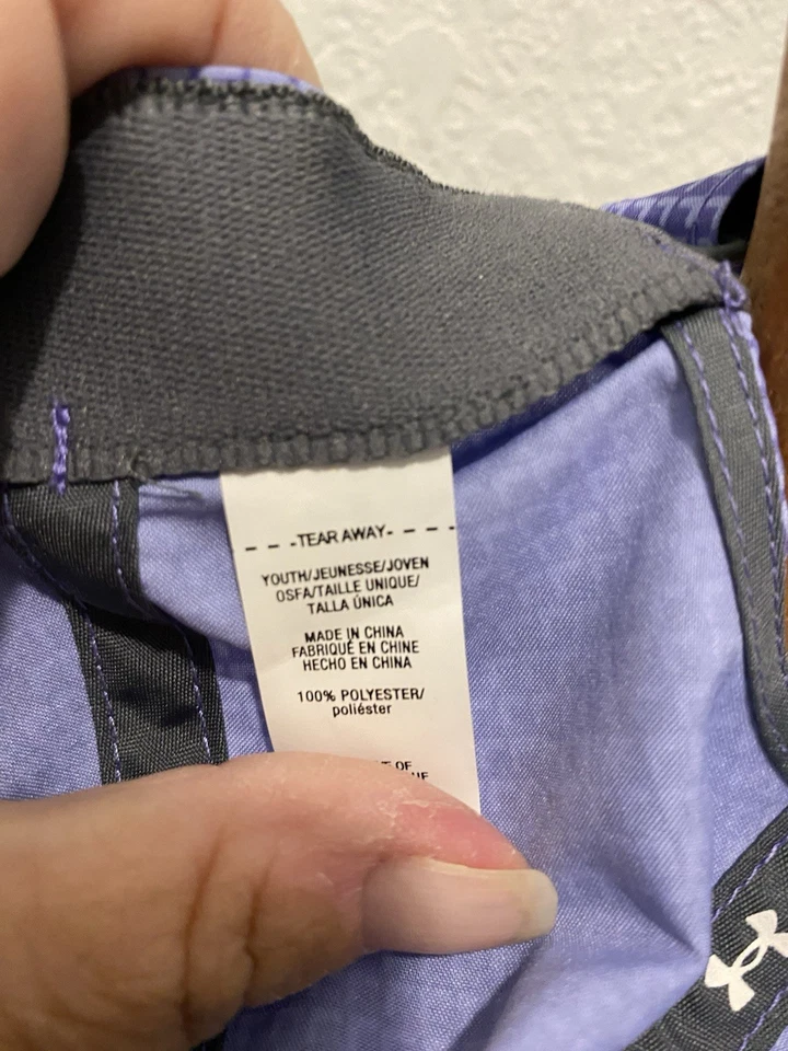 Under Armour Niñas “Gorra con Correa Ajustable” Talla Juvenil Patrón Púrpura con Rosa UA NUEVO SIN ETIQUETAS Foto 3 de 4